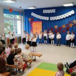 „Niedźwiadki” występują z okazji Dnia Edukacji