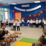 „Niedźwiadki” występują z okazji Dnia Edukacji