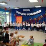 „Niedźwiadki” występują z okazji Dnia Edukacji