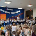 „Niedźwiadki” występują z okazji Dnia Edukacji