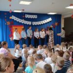 Pani Dyrektor wręcza dyplomy Nauczycielom