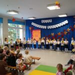 „Niedźwiadki” występują z okazji Dnia Edukacji