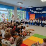 „Niedźwiadki” występują z okazji Dnia Edukacji