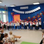 „Niedźwiadki” występują z okazji Dnia Edukacji