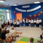 „Niedźwiadki” występują z okazji Dnia Edukacji