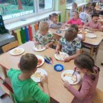 Dzieci tworzą kolorowe prace plastyczne, wykorzystując różne kształty makaronu