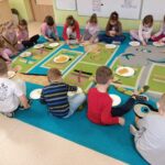 Dzieci za pomocą makaronu układają różne kształty