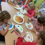 Dzieci tworzą kolorowe prace plastyczne, wykorzystując różne kształty makaronu