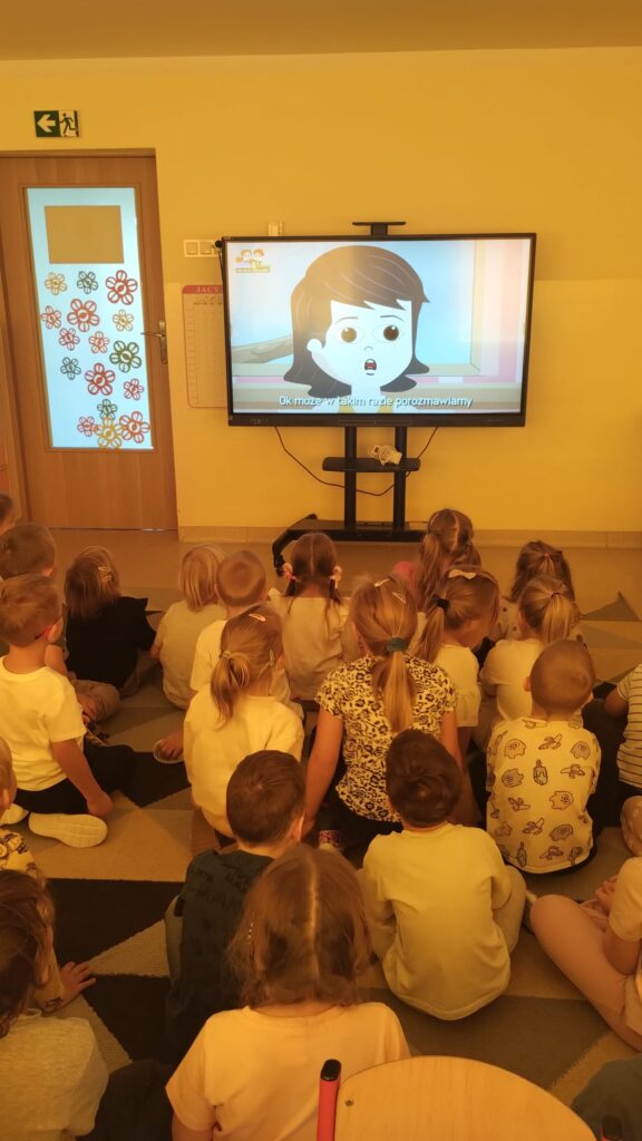 Dzieci korzystają z tablicy multimedialnej