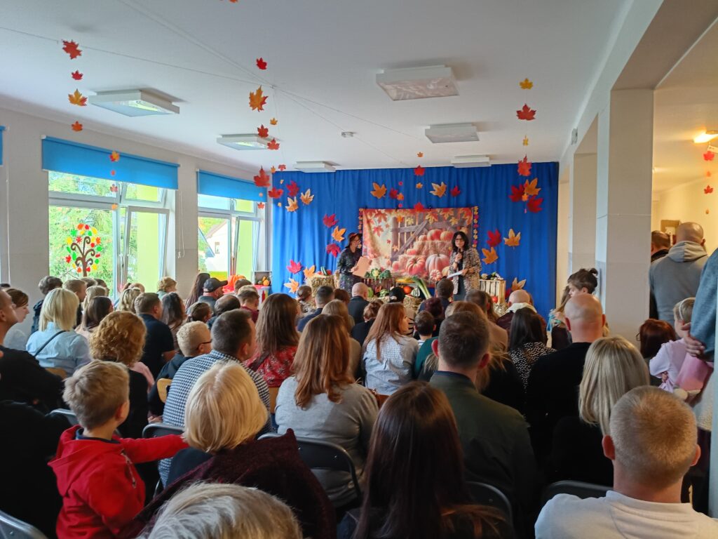 Dyrekcja przedszkola wita zgromadzonych gości.