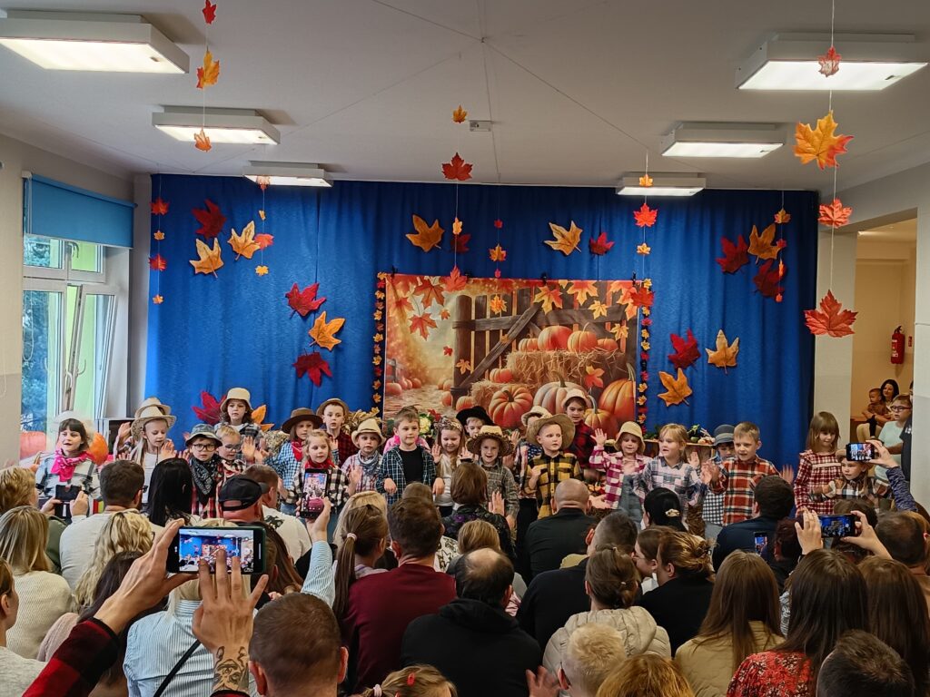 Grupa najstarsza występuje przed publicznością, dzieci śpiewają i tańczą