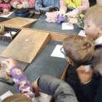 Dzieci robią stemple na kopertach