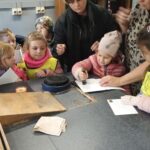 Dzieci robią stemple na kopertach