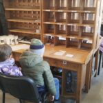 Dzieci zapoznają się z miejscem pracy poczty