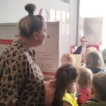 Dzieci poznają stanowiska, przy których obsługuje się klientów