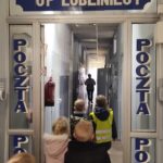 Mądre Sowy zwiedzają hol poczty