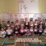 Dzieci z grupy Mądre Sowy prezentują własnoręcznie wykonane listy