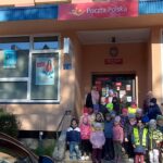 Mądre Sowy przed budynkiem Urzędu Poczty Polskiej w Lublińcu