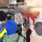 Dzieci wrzucają swoje listy do skrzynki pocztowej