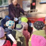 Dzieci wrzucają swoje listy do skrzynki pocztowej