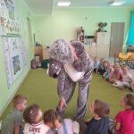 Pani w przebraniu wilka wita się z dziećmi