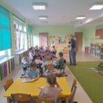 Dzieci oglądaja ilustracje wilka