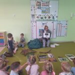 Dzieci słuchają ciekawostek o wilkach