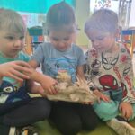 Dzieci oglądają czaszkę zwierzęcia.