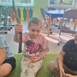 Dziecko z zaciekawieniem ogląda poroże jelenia