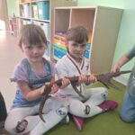 Dziecko z zaciekawieniem ogląda poroże jelenia