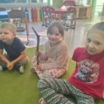 Dziecko z zaciekawieniem ogląda poroże jelenia