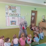 Pani w przebraniu wilka wita się z dziećmi