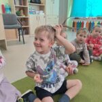 Dziecko z zaciekawieniem ogląda poroże jelenia