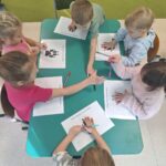 Dzieci porównują swoją dłoń z łapą wilka