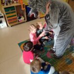 Wilk wita się z dziećmi z grupy Słoneczka