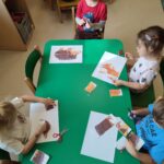 Dzieci wykonują pracę plastyczna "Leśne zwierzęta"