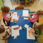 Dzieci wykonują pracę plastyczna "Leśne zwierzęta"