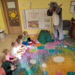 Wilk wita się z dziećmi z grupy Słoneczka