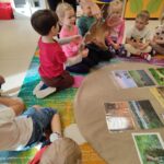 Dzieci zapoznaja się z porożem