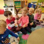 Dzieci zapoznają się z porożem