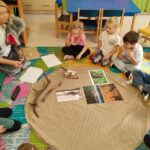 Dzieci słuchają ciekawostek o zwierzętach leśnych