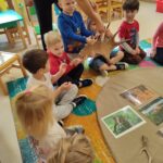 Dzieci zapoznają się z porożem