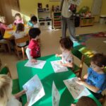 Dzieci zapoznają się ze zdjęciem wilka