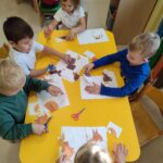 Dzieci wykonują pracę plastyczna "Leśne zwierzęta"