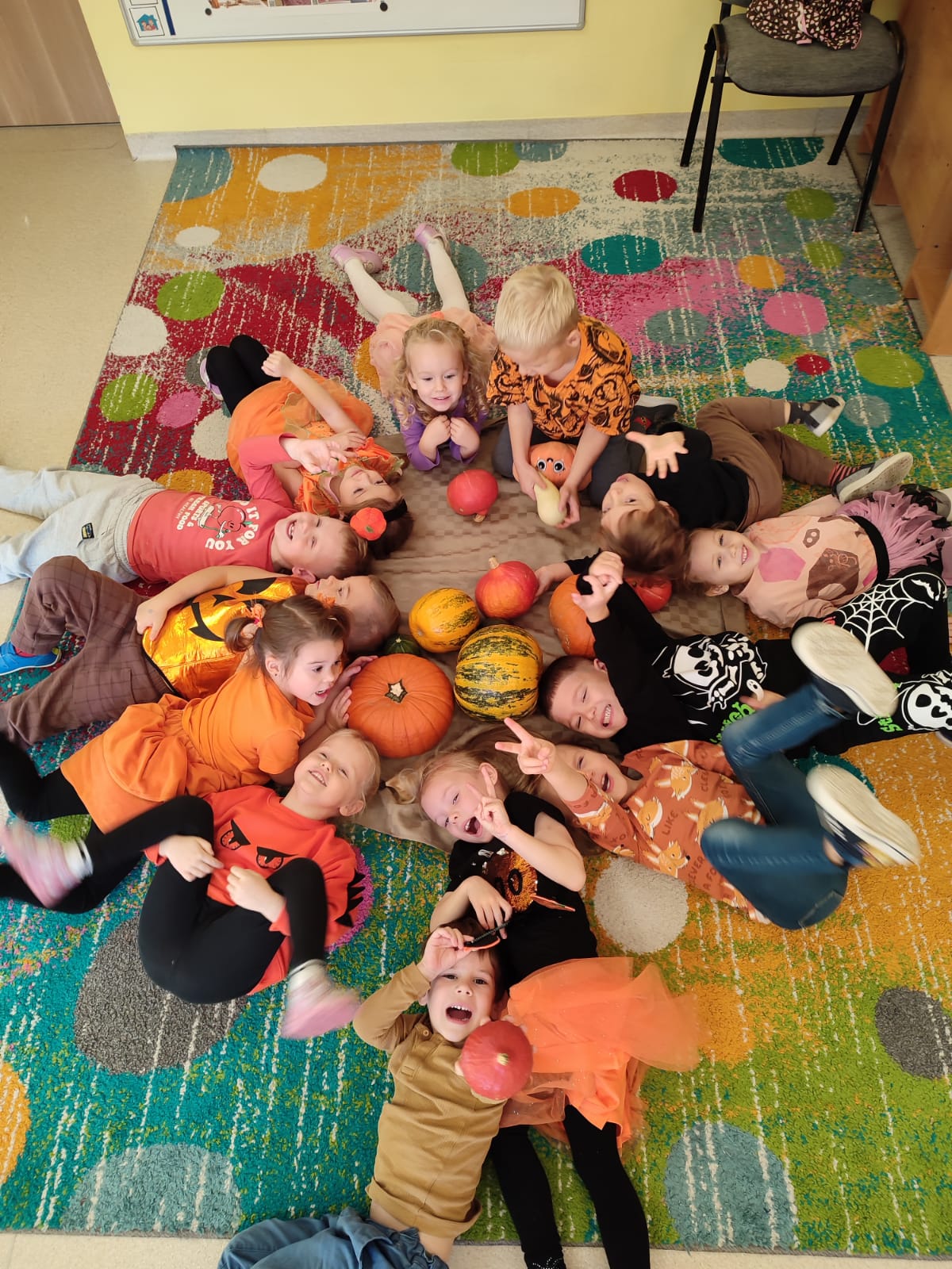 Słoneczka pozują z dyniami