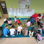 Dzieci układają z kredek różne kształty, tworząc proste kompozycje