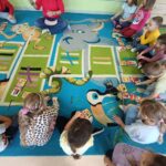 Dzieci układają z kredek różne kształty, tworząc proste kompozycje