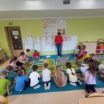 Dzieci układają z kredek różne kształty, tworząc proste kompozycje