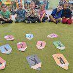 Dzieci z rozsypanki wyrazowej odkrywają nazwę Dzień Kredki