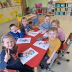 Dzieci tworzą pracę plastyczną